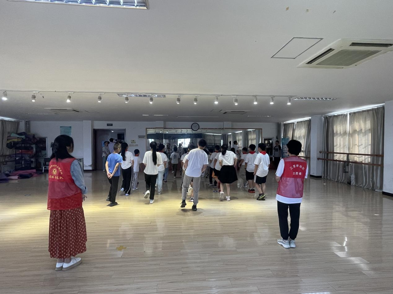 三里亭社区新时代文明实践站开展“未成年人体育健身——曳步舞”体验活动.png