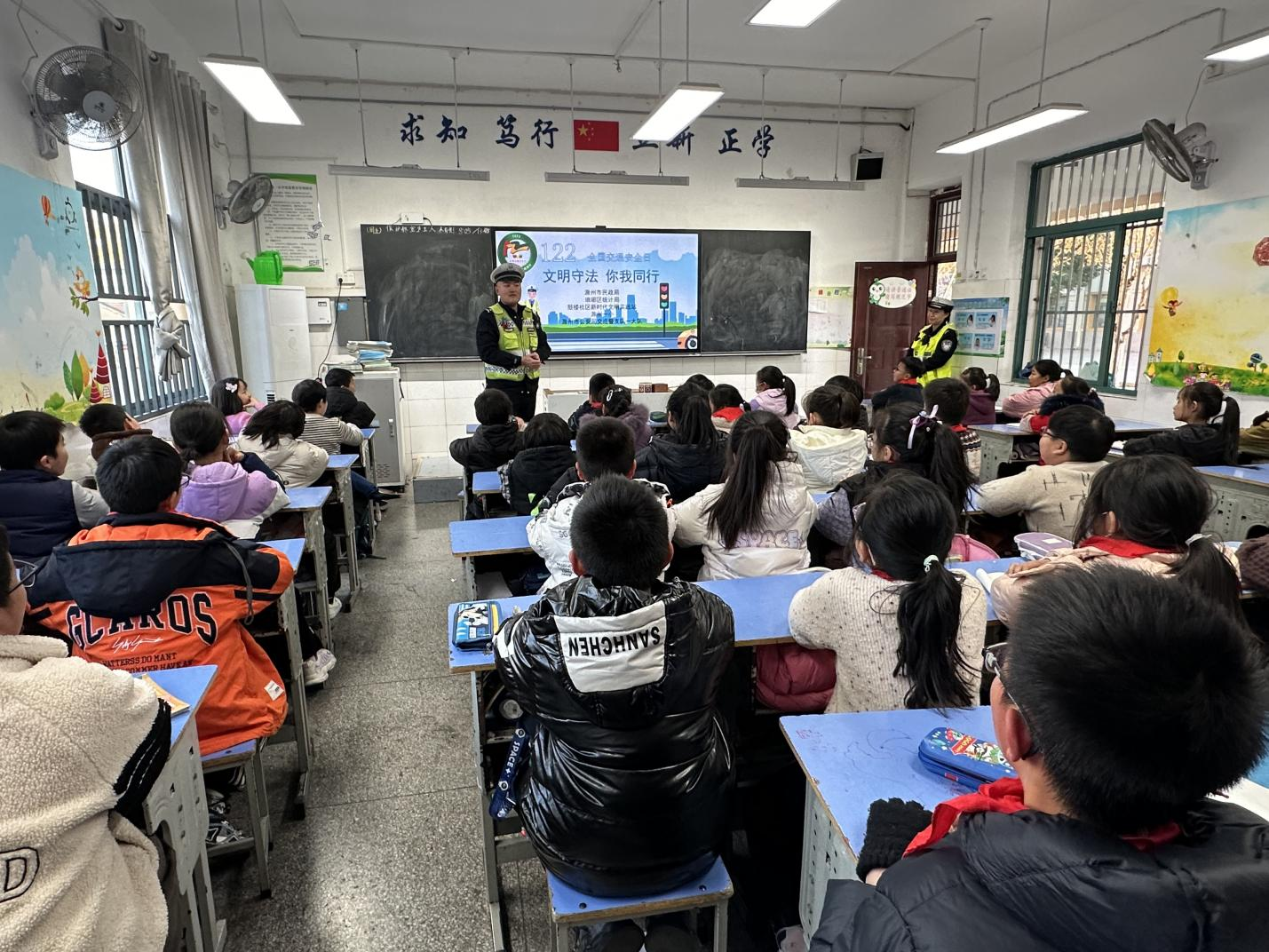 12月2日，鼓楼社区新时代文明实践站开展文明守法，你我同行—交通安全“进校园”活动.png