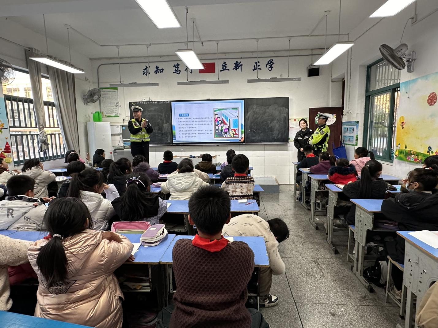 12月2日，鼓楼社区新时代文明实践站开展文明守法，你我同行—交通安全“进校园”活动2.png