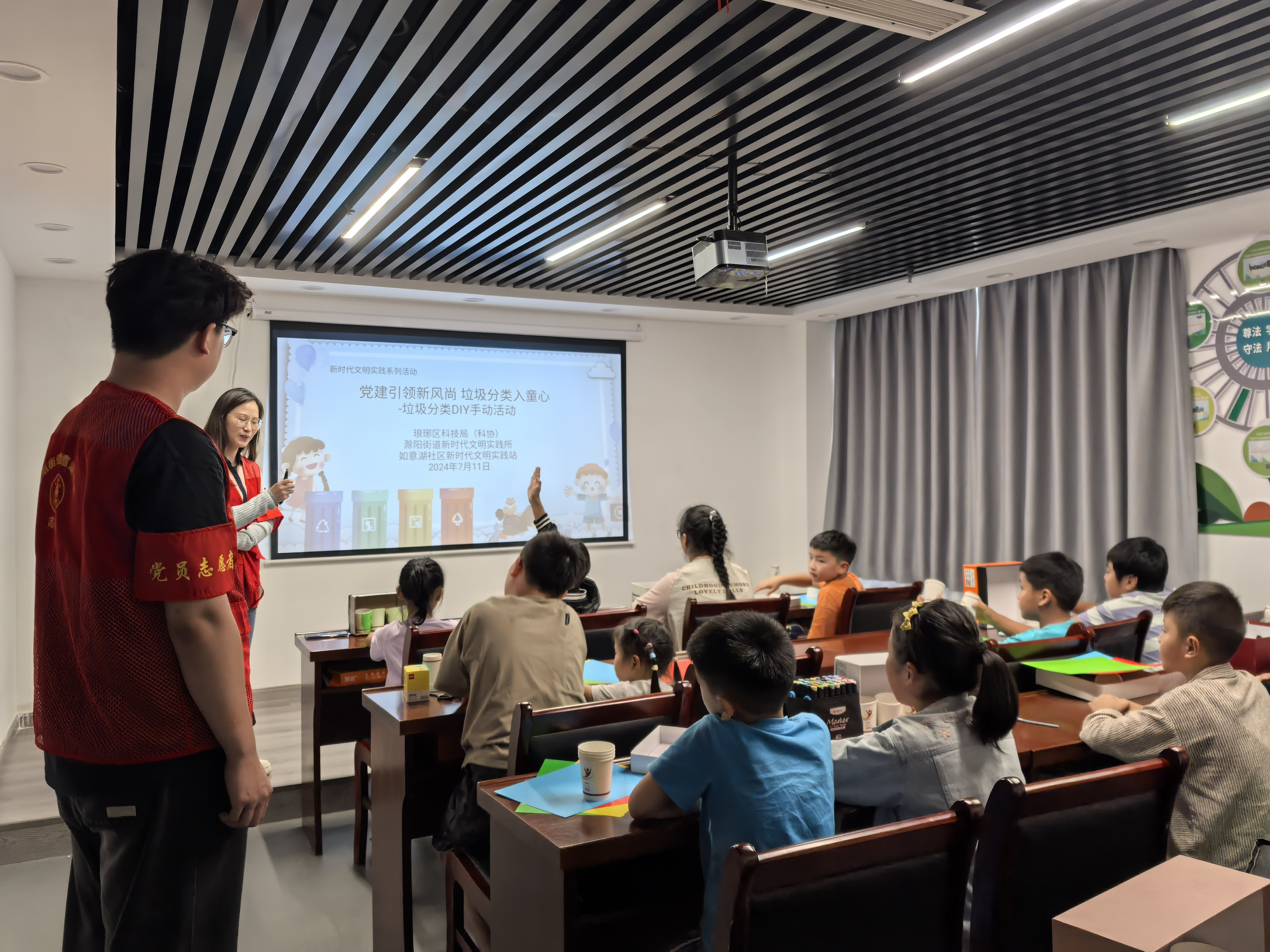 7月11日，如意湖社区新时代文明实践站开展“党建引领新风尚 垃圾分类入童心”垃圾分类DIY手工活动.png