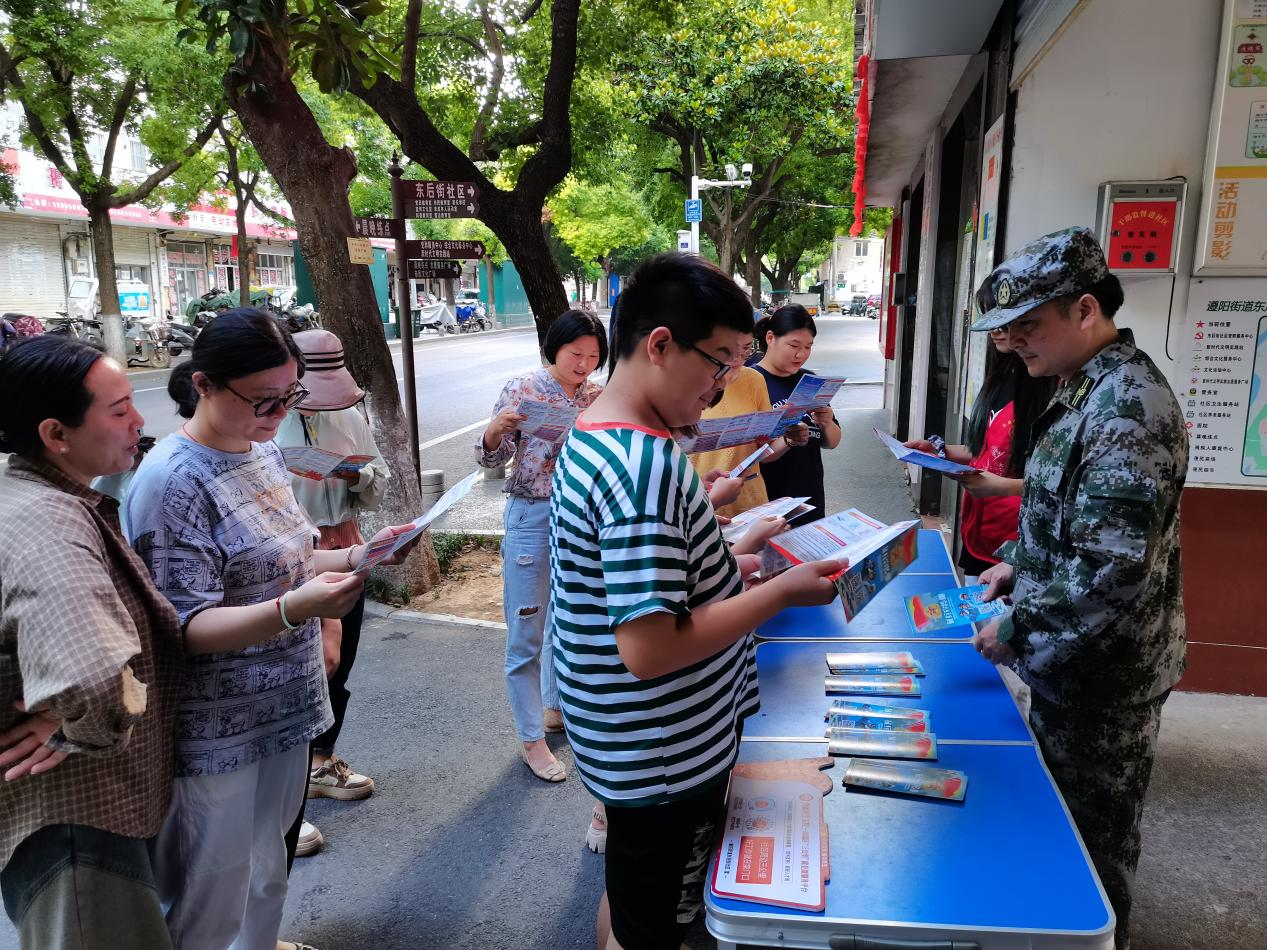 东后街社区新时代文明实践站开展国防教育暨征兵政策宣传进社区活动2.png