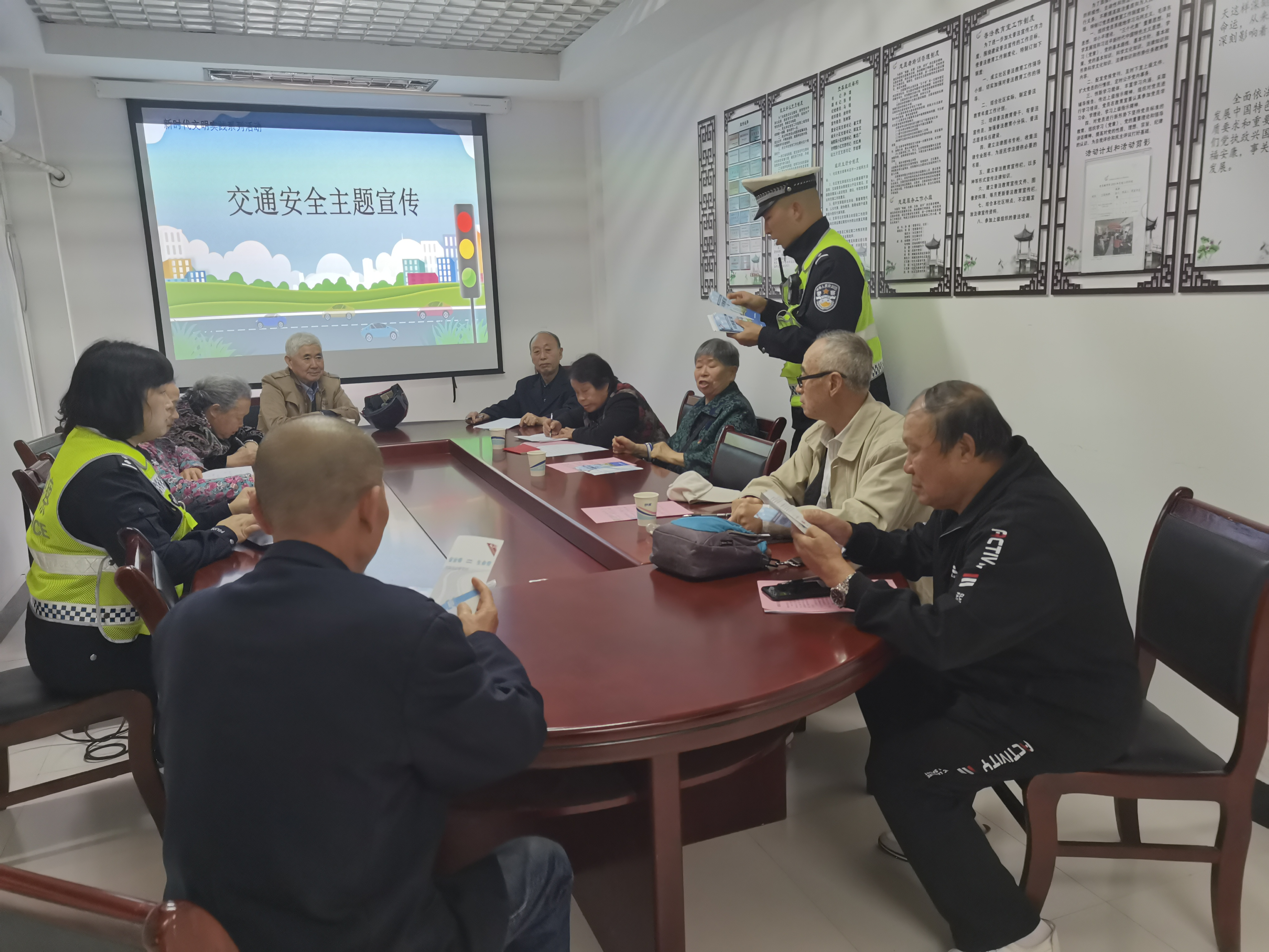 10月27日，花园街社区新时代文明实践站开展交通安全主题宣传主题活动2.png