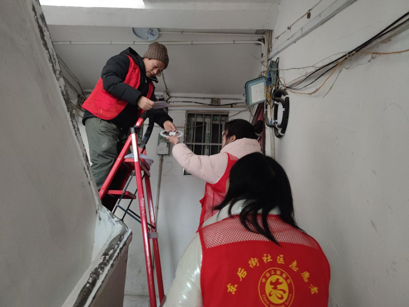 3月5日，东后街社区新时代文明实践站开展“点亮居民心，温暖幸福行”学雷锋日助老活动2.png