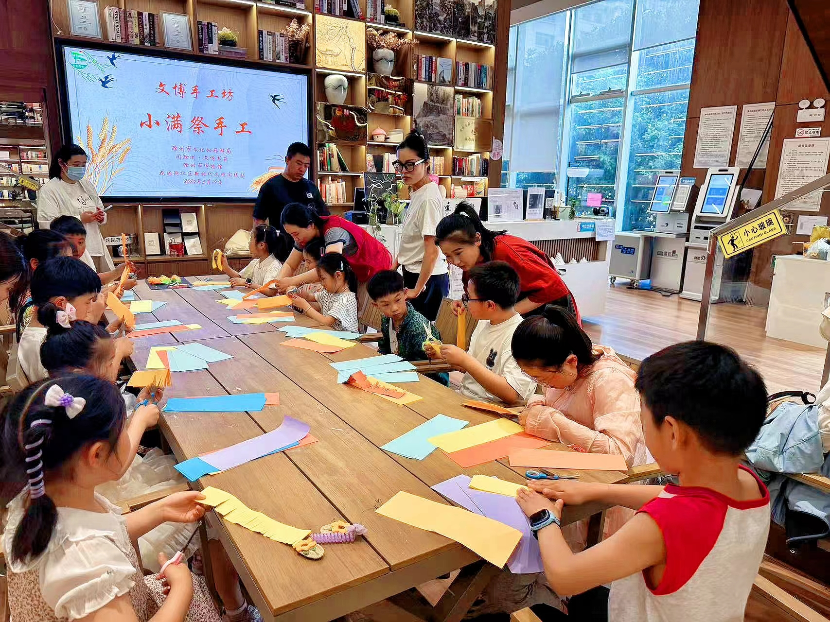 5月20日，花园街社区新时代文明实践站开展二十四节气之小满手工制作活动2.png