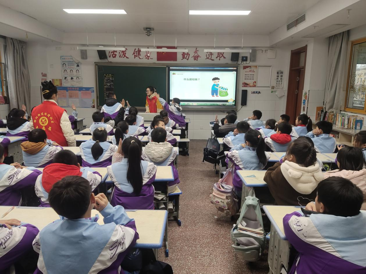12月14日，陈湾社区新时代文明实践站开展“垃圾分一分，环境美十分”——环境保护志愿服务活动2.png