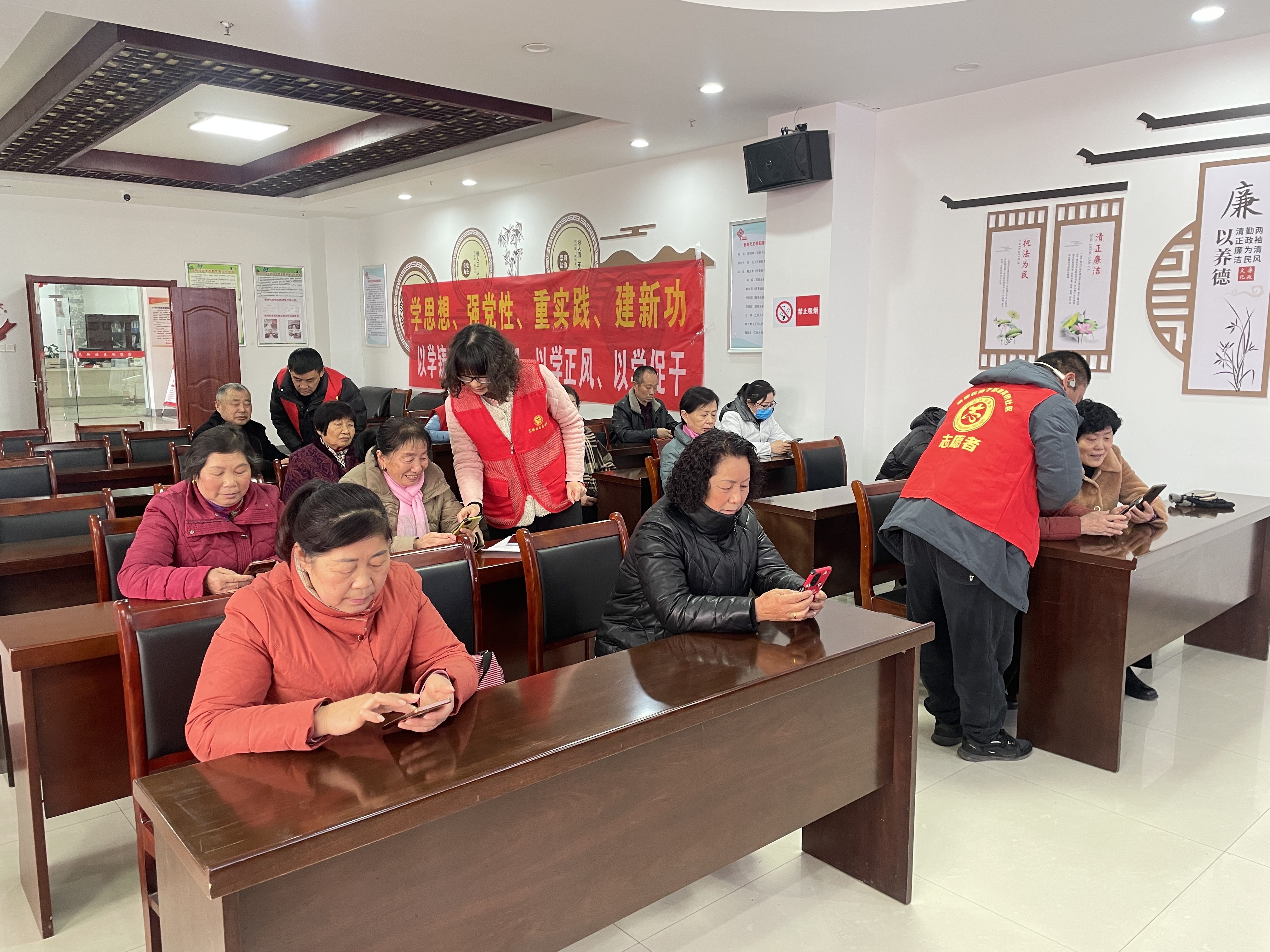 3月6日，高桥社区新时代文明实践站开展“智慧助老·堰老无忧”志愿服务活动2.png